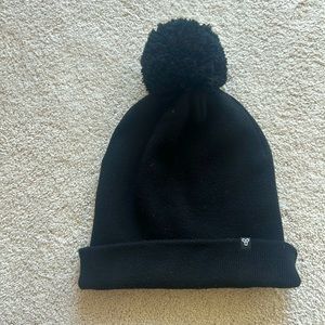 Aritzia beanie w/ pom pom